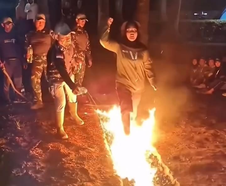 Calon Pegawai BPJS Ketenagakerjaan Dilatih Berjalan di Atas Bara Api