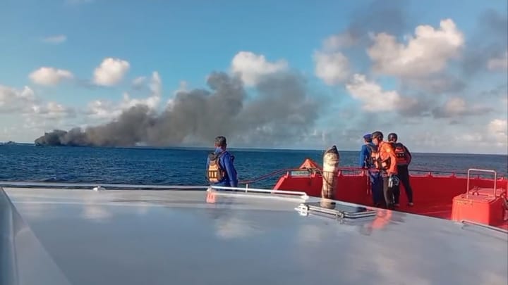 KMP Putri Yasmin Terbakar di Selat Lombok, Penumpang Dievakuasi