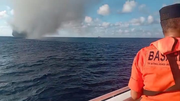 KMP Putri Yasmin Terbakar di Selat Lombok, TIM SAR Bergerak