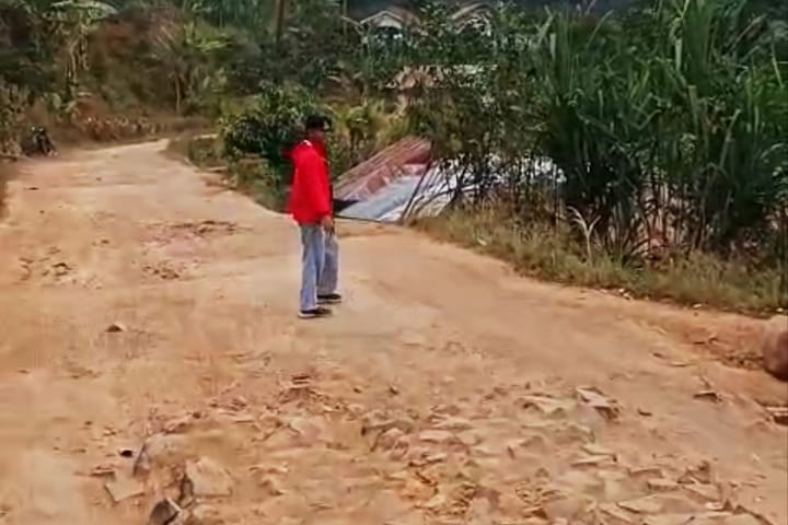 Jalan Rusak Hambat Akses Bantuan ke Warga Terdampak Gempa Lambaleda Timur