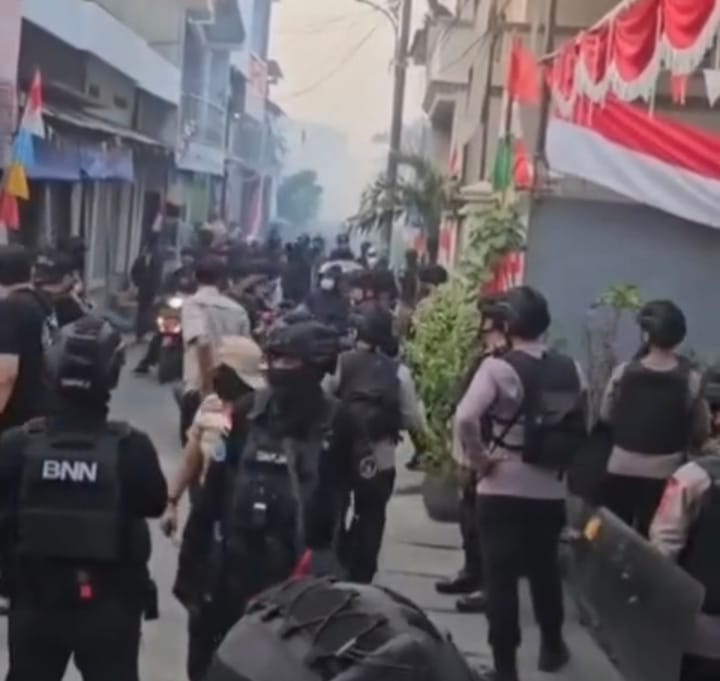 Ratusan Polisi Kepung Kampung Bahari, Penggerebekan Narkoba Dapat Perlawanan Warga