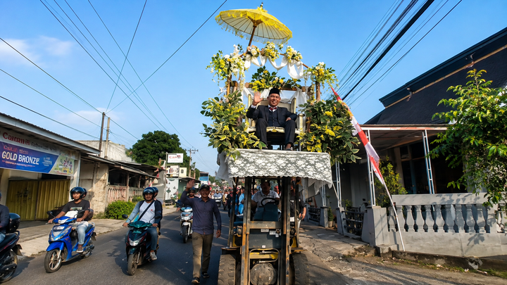 Pernikahan Unik di Kuningan, Pengantin Pria Diarak Naik Forklift