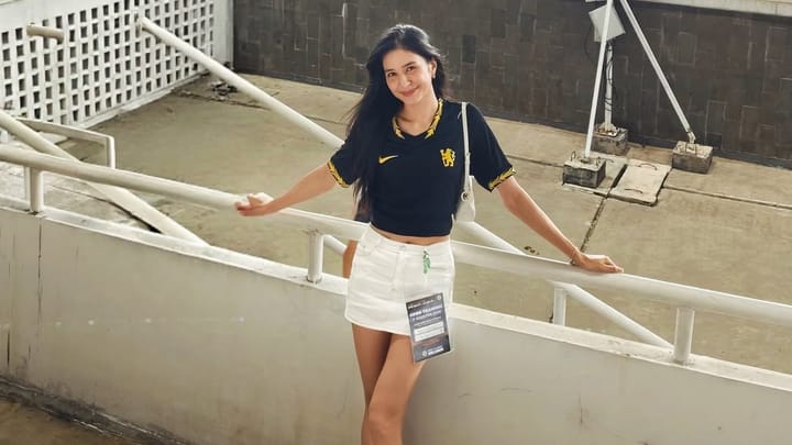 Momen Bahagia Mikha Tambayong Bertemu dan Minta Tanda Tangan Pemain Chelsea FC di Jakarta
