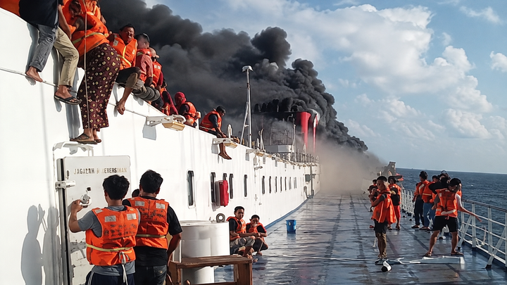 Kapal Tol Laut KM Mutiara Sentosa 2 Terbakar di Perairan Sumenep
