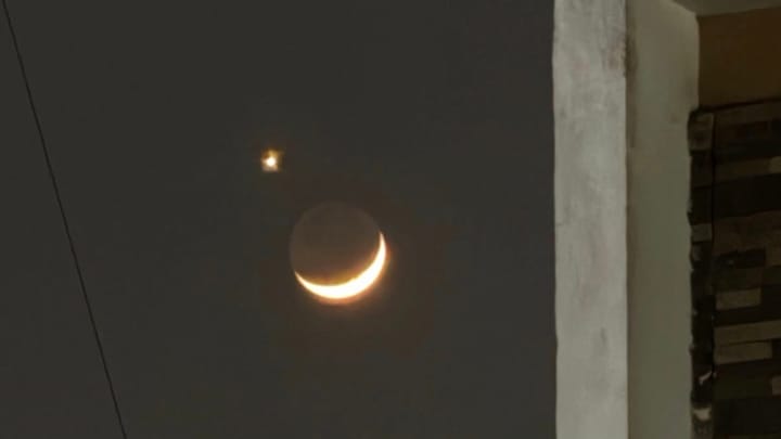 FENOMENA LANGKA! BULAN & VENUS TAMPAK BERDEKATAN HIASI LANGIT MALAM HARI INI