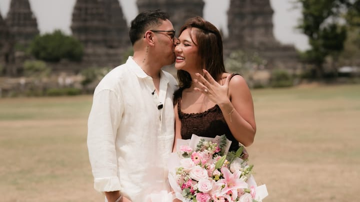 Marion Jola Resmi Dilamar Dennis Talakua di Candi Prambanan