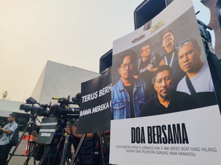 Jurnalis Parlemen Gelar Doa Bersama untuk 5 Jurnalis Hilang.