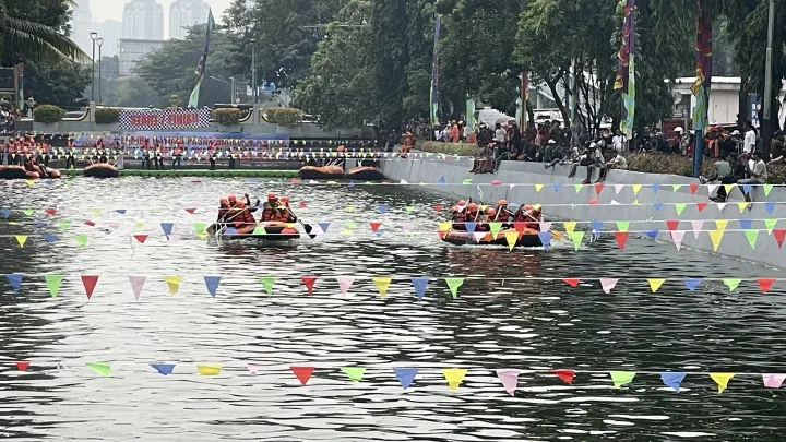 Ketika Kali Ciliwung Pasar Baru Berubah Jadi Arena Lomba Dayung