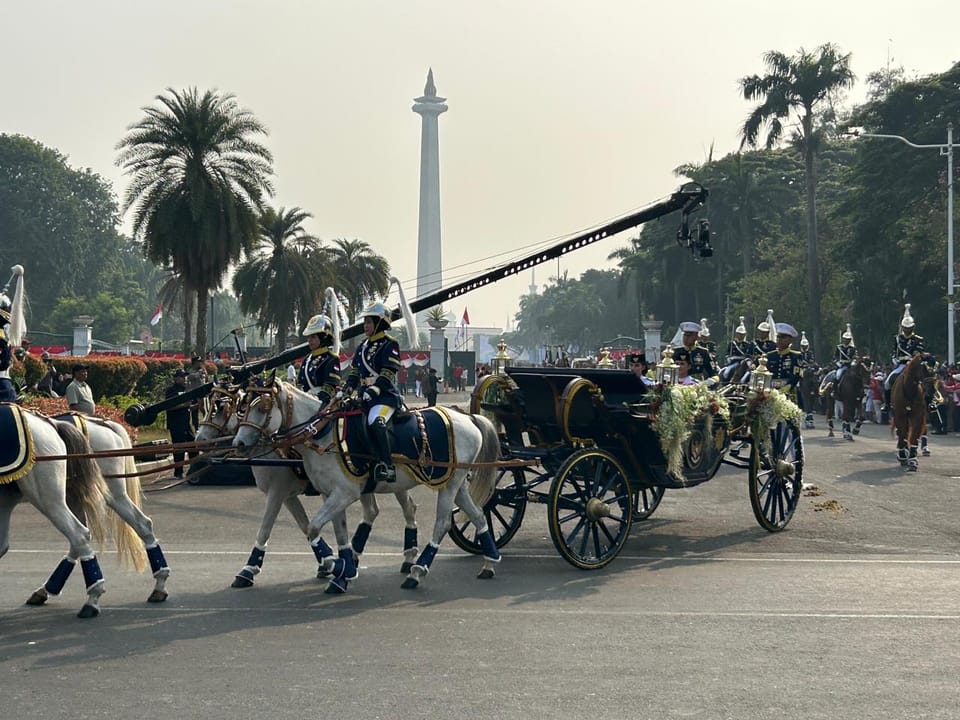 Bendera Pusaka dan Teks Proklamasi Diserahkan, Kirab Menuju Istana