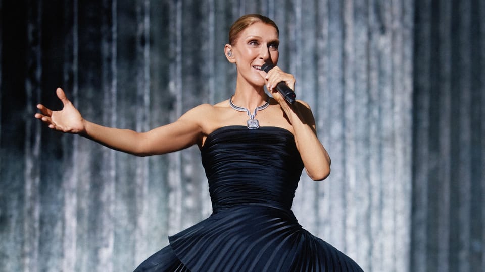 Kembali Setelah 6 Tahun, Celine Dion Emosional Saat Sapa Penggemar di Paris